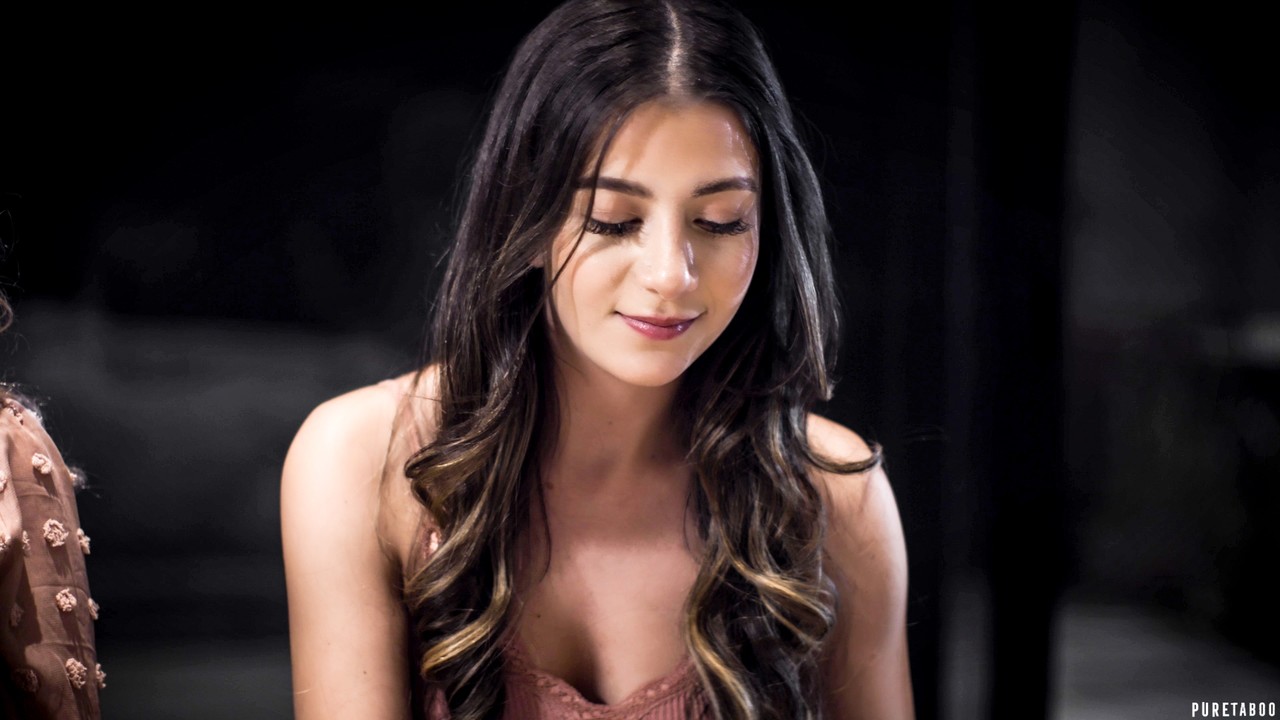 सेक्सी युवा लातीना नताली ब्रूक्स अपनी सौतेली माँ डी विलियम्स के साथ थ्रीसम करती हैं