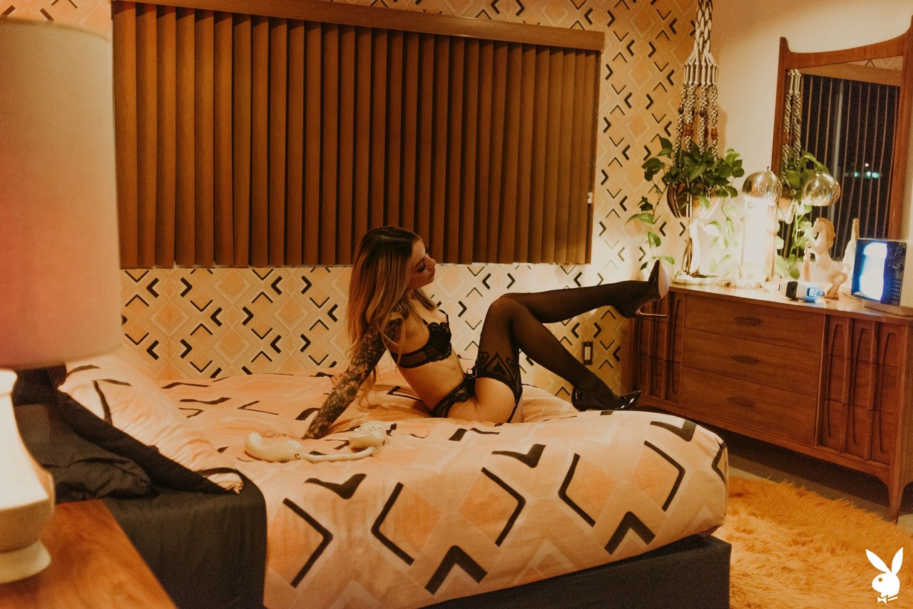 शरारती सुनहरे बालों वाली बेब लॉन्जरी में Junipr Keiko अपने गोल चूतड़ों को एक सोलो में दिखाती है