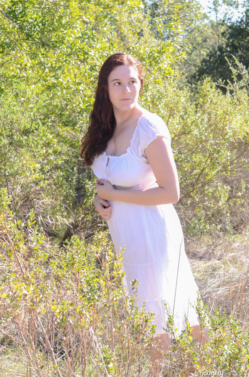 Hermosa Aficionada Eleanor Rose Mostrando Grandes Tetas Y Un Coño Peludo Y Carnoso