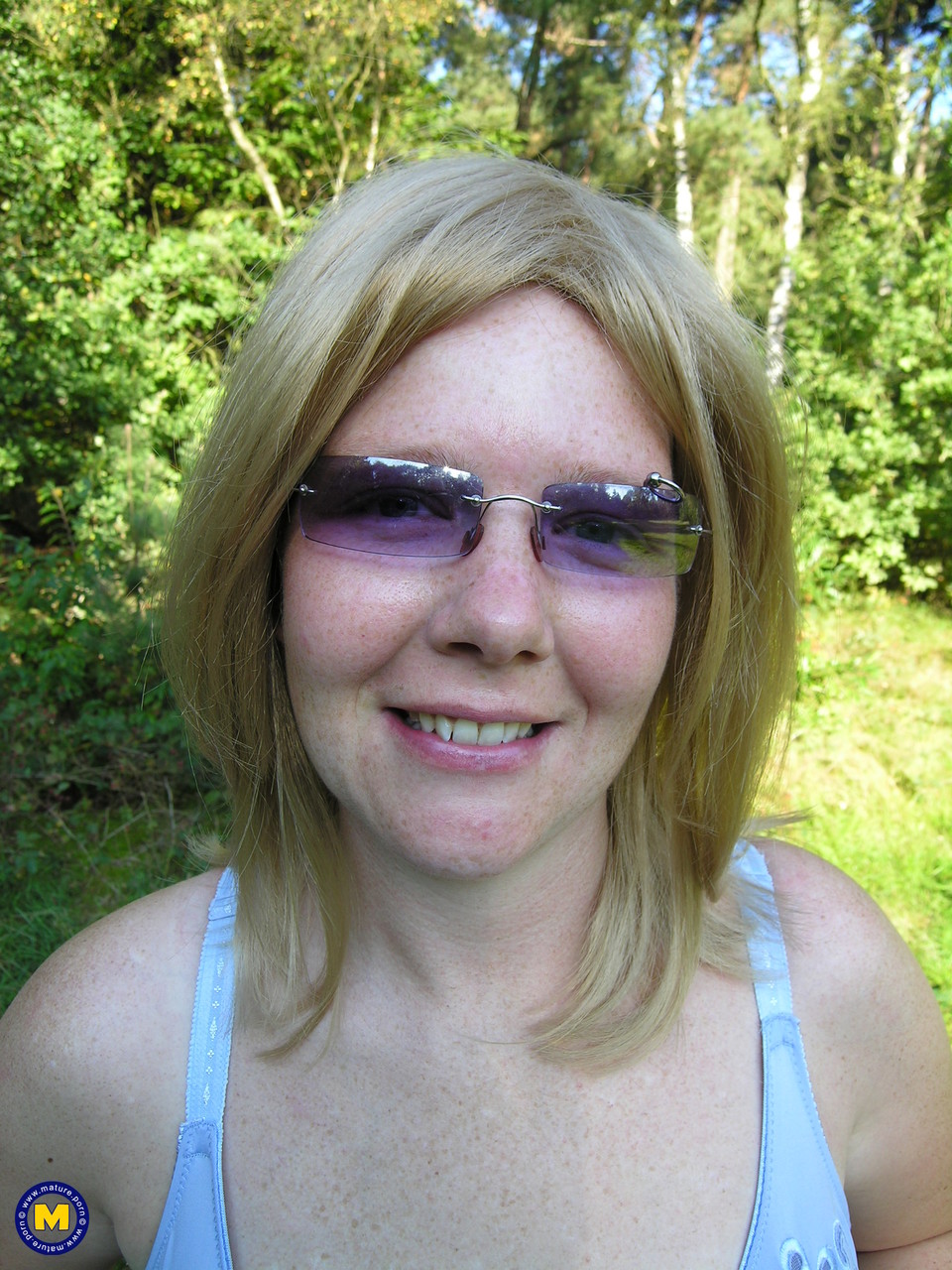 Reife Mirabelle Spielt Draußen Mit Ihren Riesigen Titten Und Ihrem Riesigen Arsch