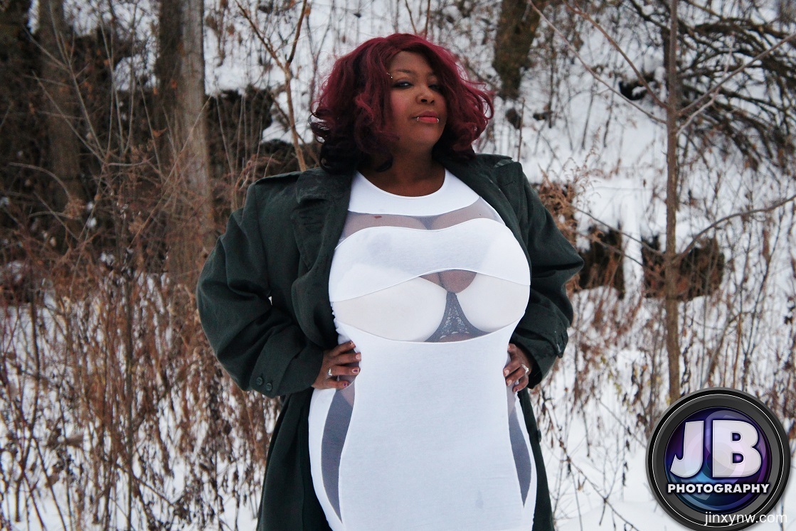 ぽっちゃりエボニー・ジンクシーが雪の中で服を脱ぎ信じられないほどの谷間を見せる