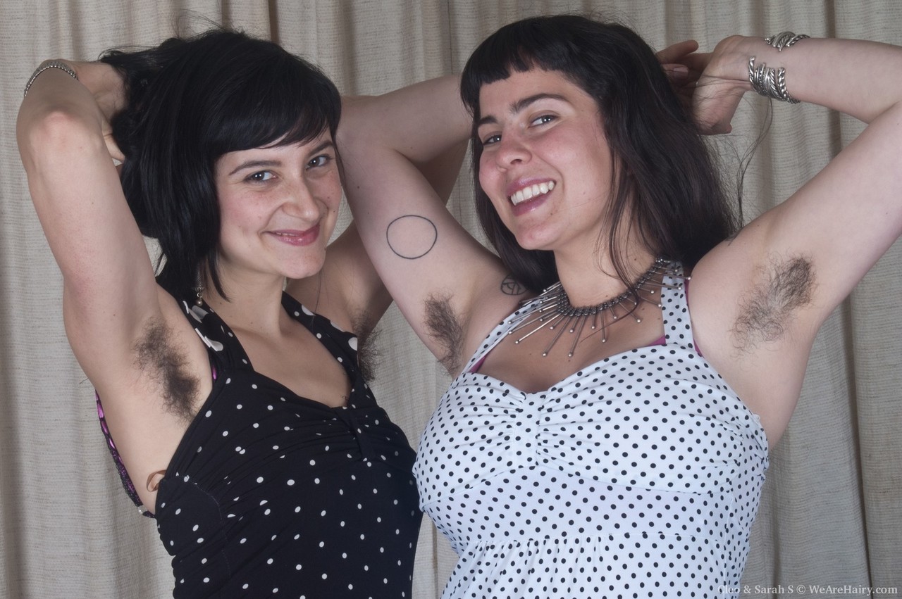 बिना बाल साफ़ किए हुए महिलाएँ एक साथ ग्रीष्मकालीन पोशाकें और अंतर्वस्त्र उतारती हैं