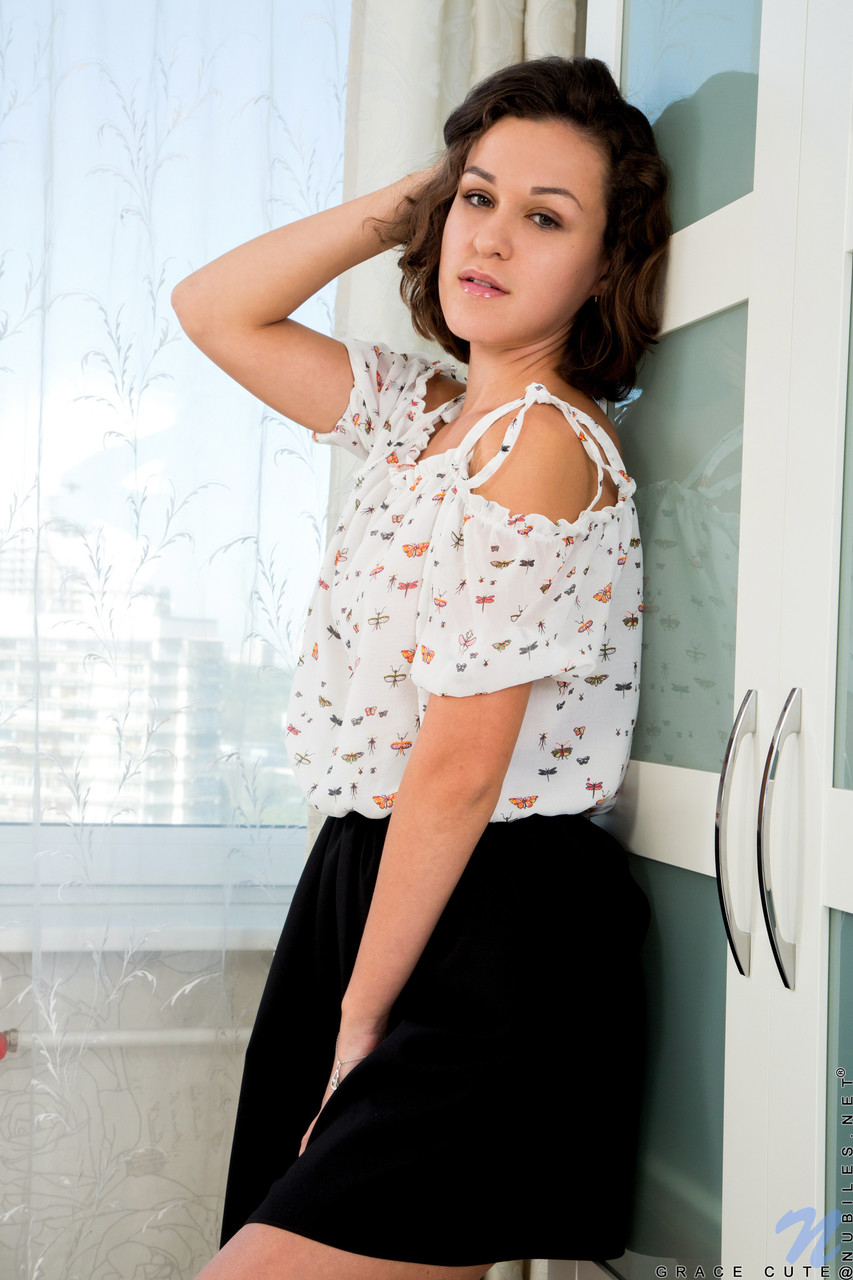 美国独自可爱的格雷斯秀出她热辣的身体和玩具逼