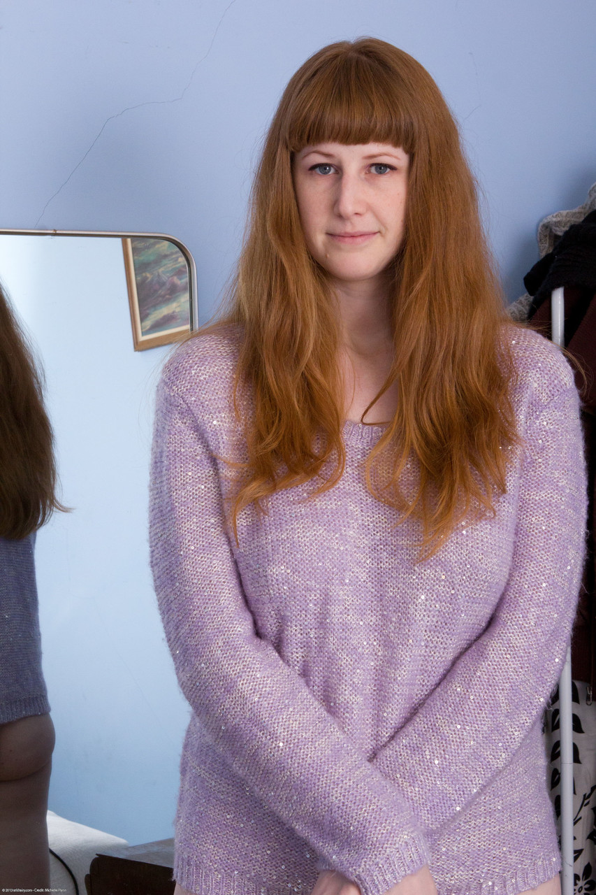 Adolescente Amadora Ruiva Chloe B Mostra Sua Buceta E Seus Lindos Peitos Grandes Em Um Solo