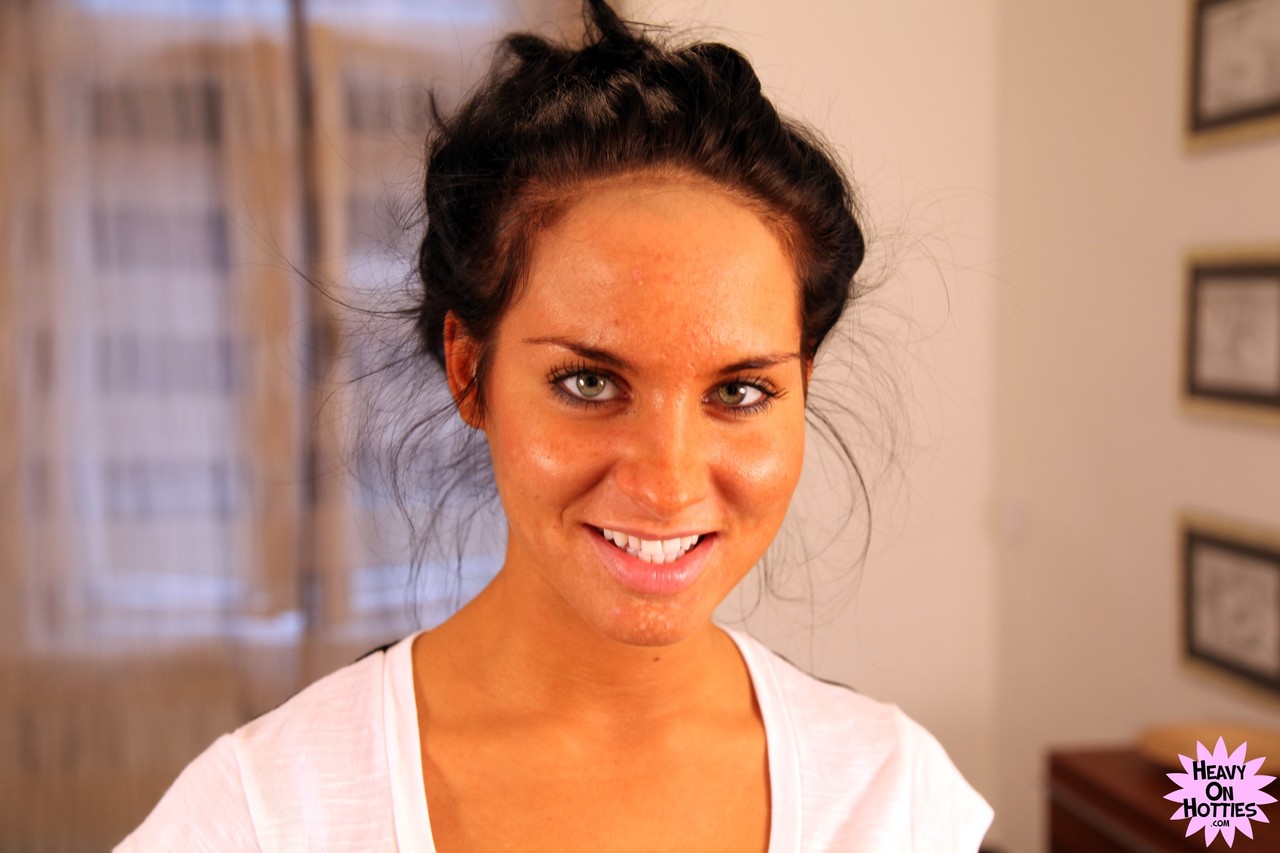 الصديقة السمراء بيتينا دي كابري تتصور مع حمولة مني على وجهها