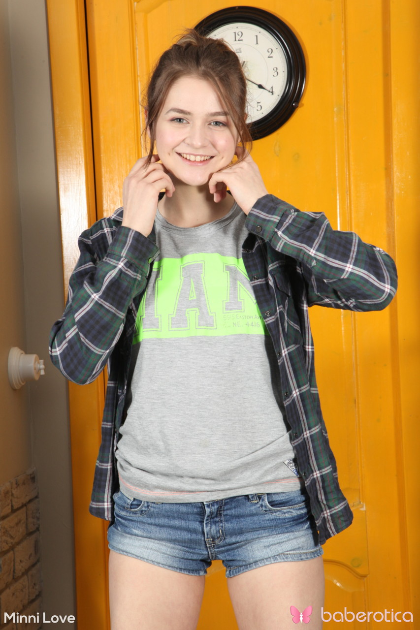 الفاتنة السمراء النحيفة ميني لوف تتعري ببطء تتباهى بقوامها