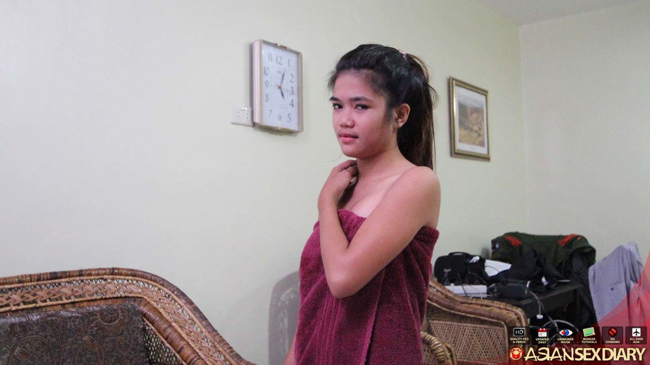 यंग एशियाई गर्ल फारंग के साथ पीओवी सेक्स के बाद अपनी ट्रिम्ड योनि से वीर्य को टपक रही है