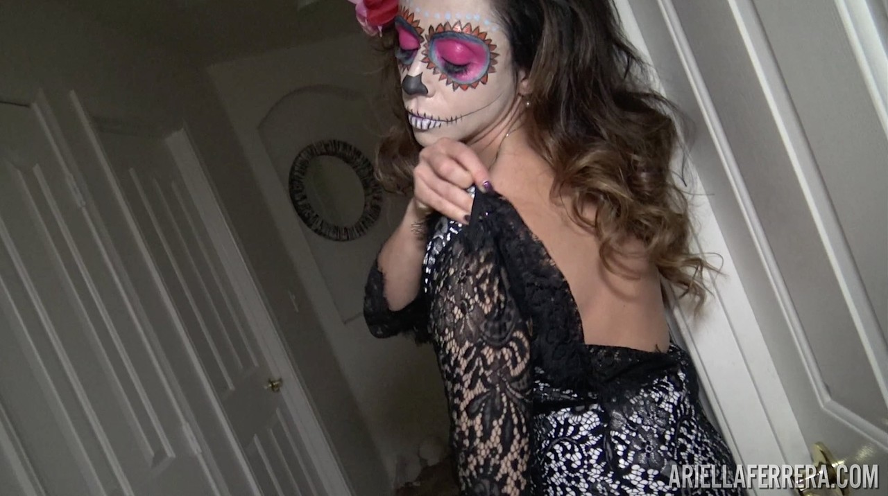 哥伦比亚的性感女人阿丽埃拉·费雷拉拥有大奶子并揉搓她的秘处