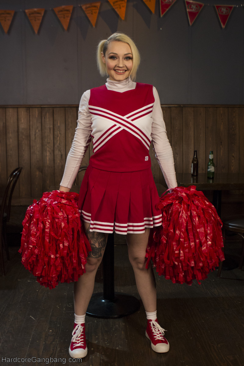 硬核群交 与 Arielle Aquinas 和 Gage Sin 性照片