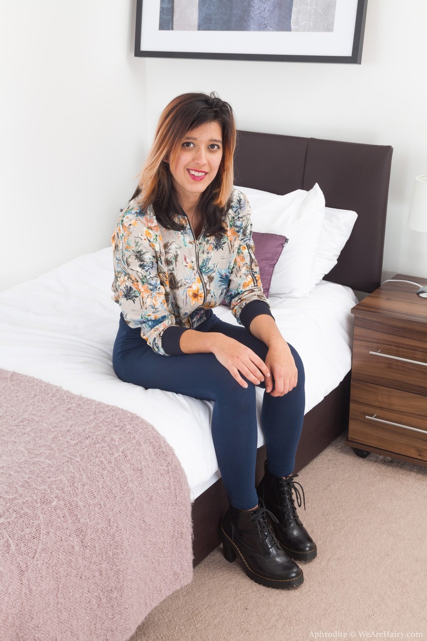 丰满美女阿芙罗狄蒂拥有可爱的穿刺乳头 展示她的黑色阴毛