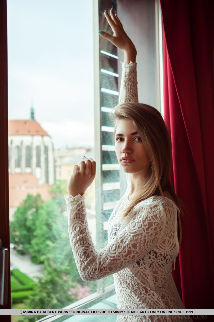 المراهقة جازمينا تكشف عن شقها الضيق بينما تتعري على كرسي