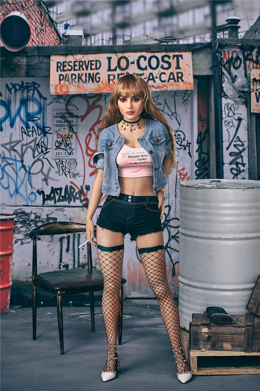 ブロンドのセックス人形ジェスがフィッシュネットのストッキングとヒールを脱ぐ