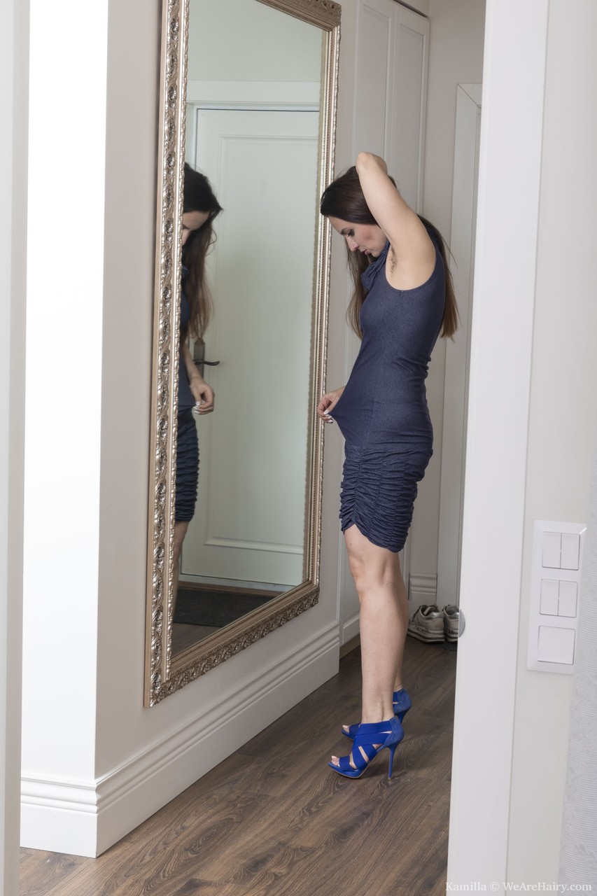 性感的棕发女郎卡米拉展示她毛茸茸的阴部