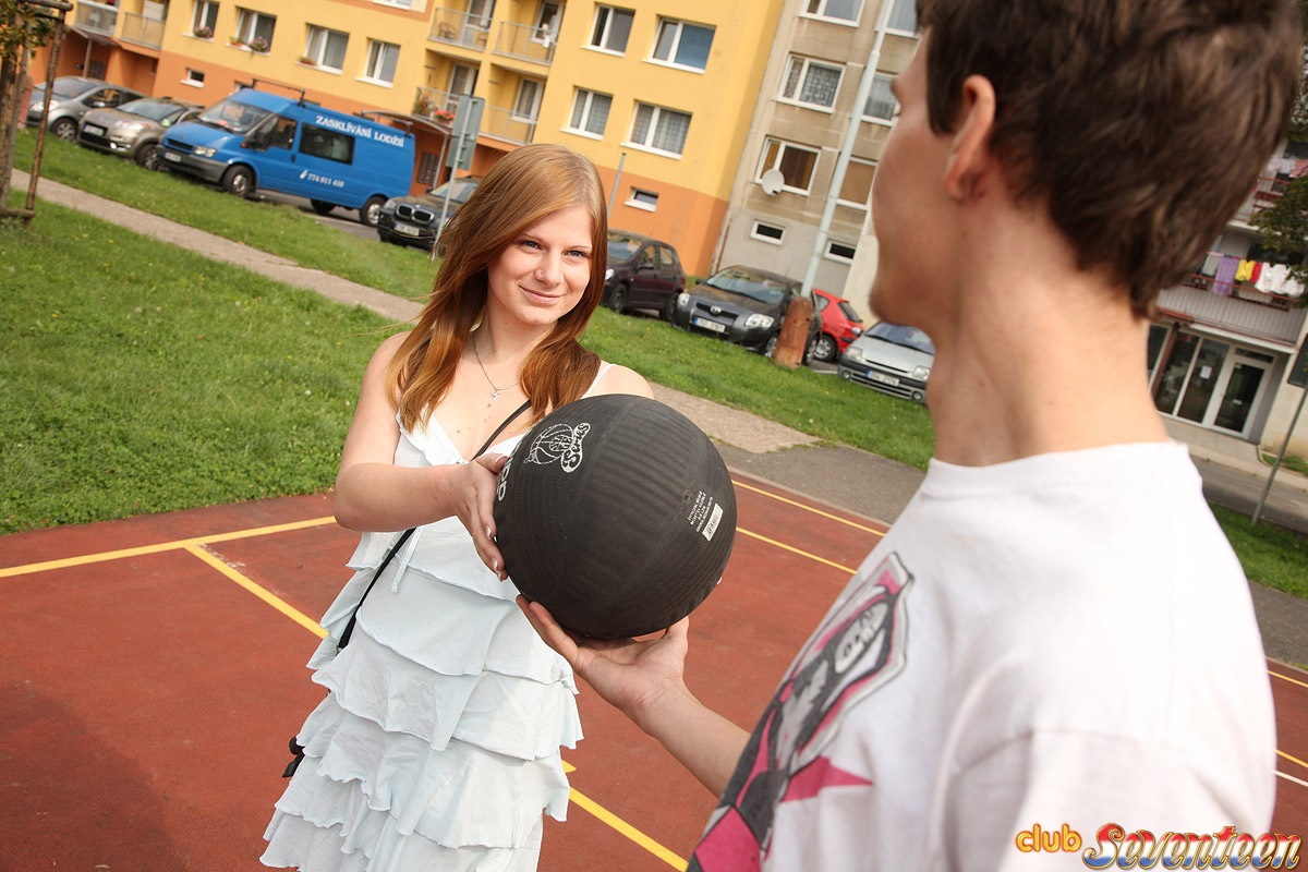 红发辣妹露裸裙底 户外打手枪