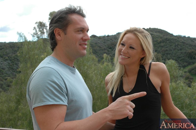 亞洲大學小蕩婦和她的金髮女友在激情的群交中