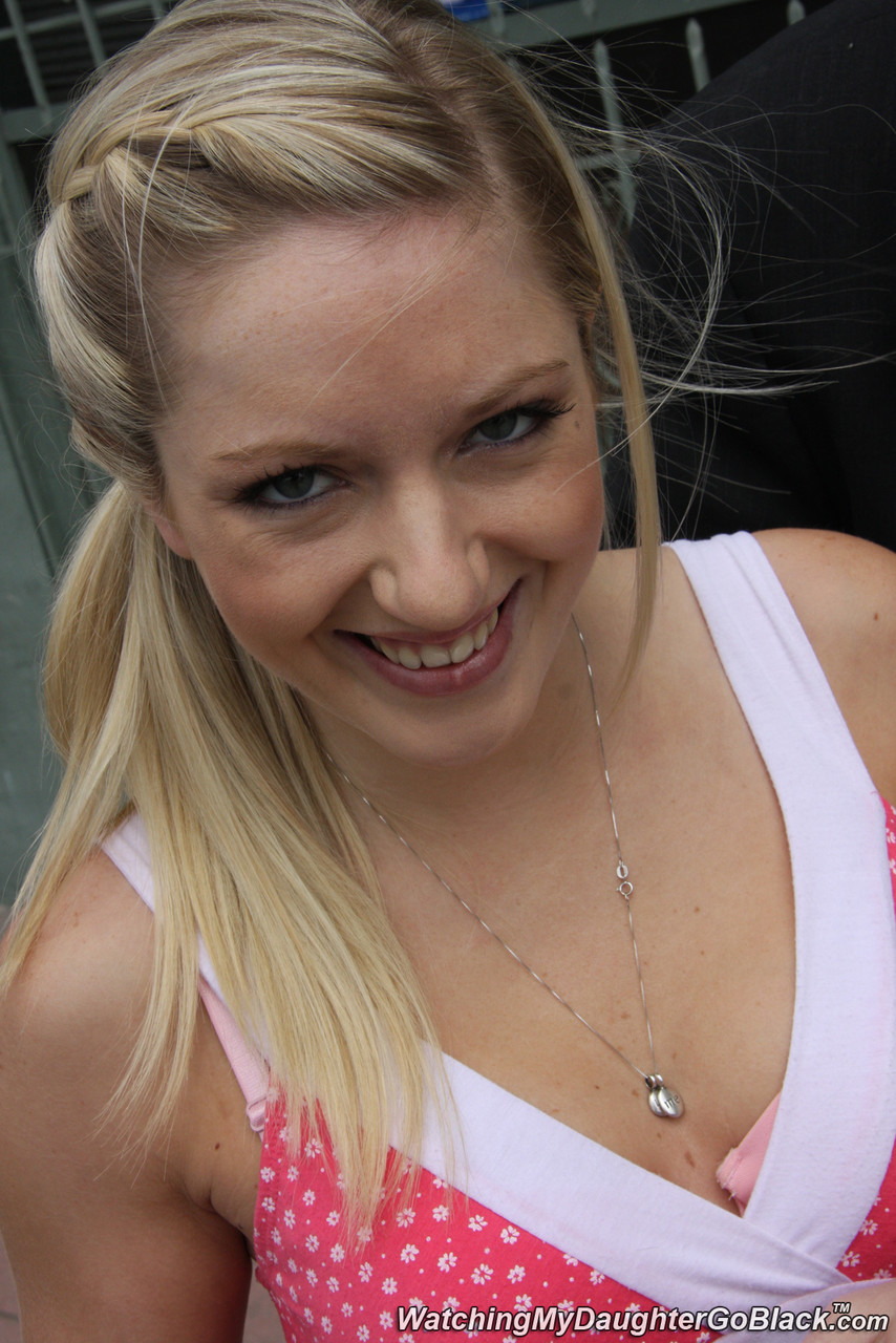 少女娼妓凯莉·丽丝接受大龄男子的大黑屌进入她狭小的阴道