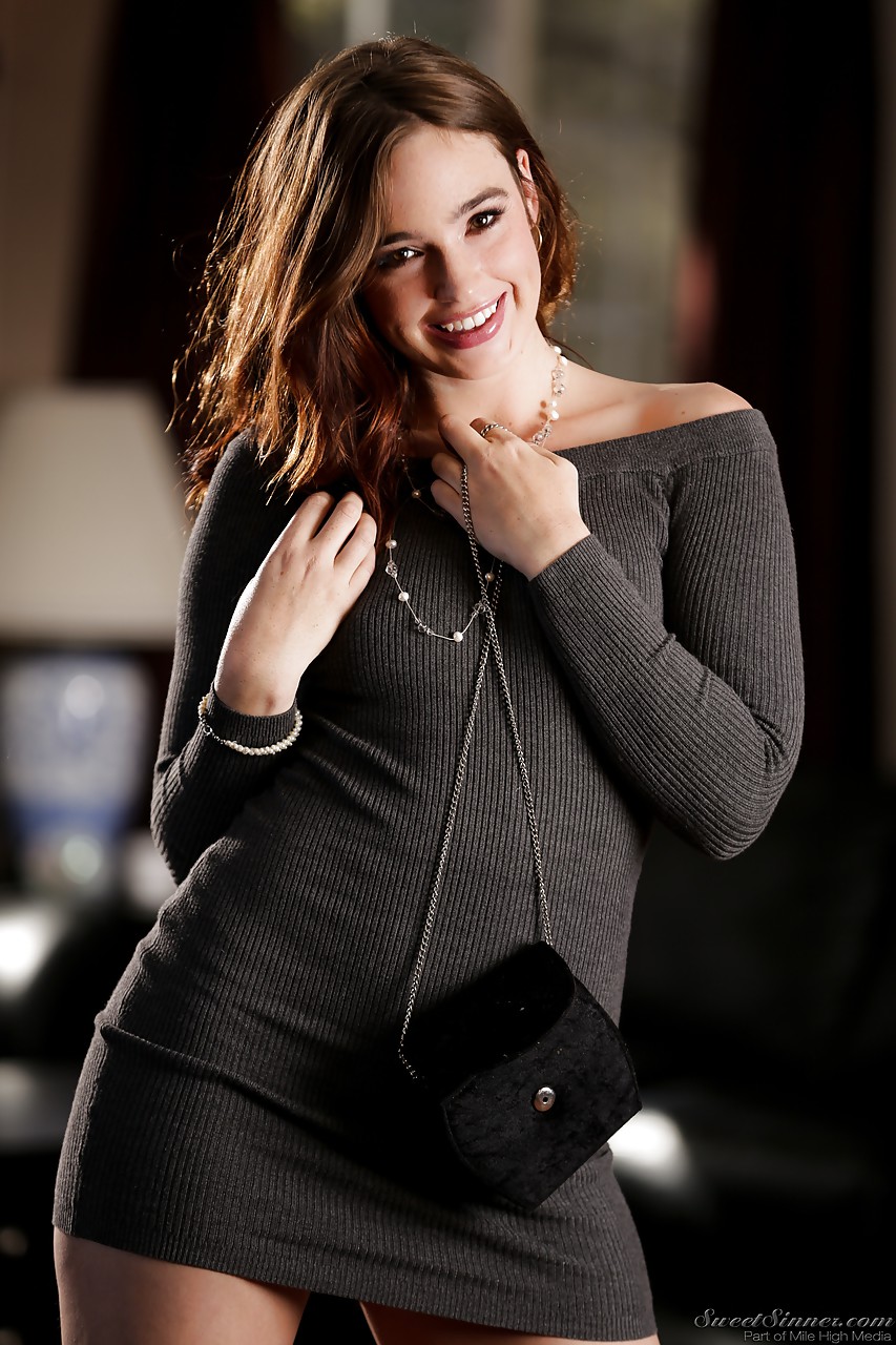 نجمة الإباحية جودي تايلور تكشف عن صدر مسطح وشعر العانة من الفستان