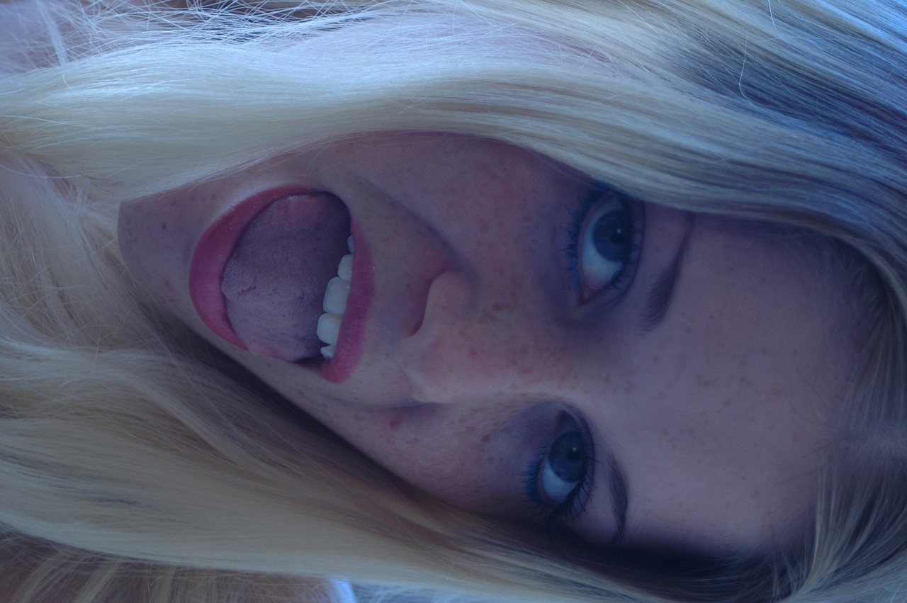 Charlotte Stokely, Loira Sexy Com Sardas, Mostra Os Peitos Durante Um Boquete