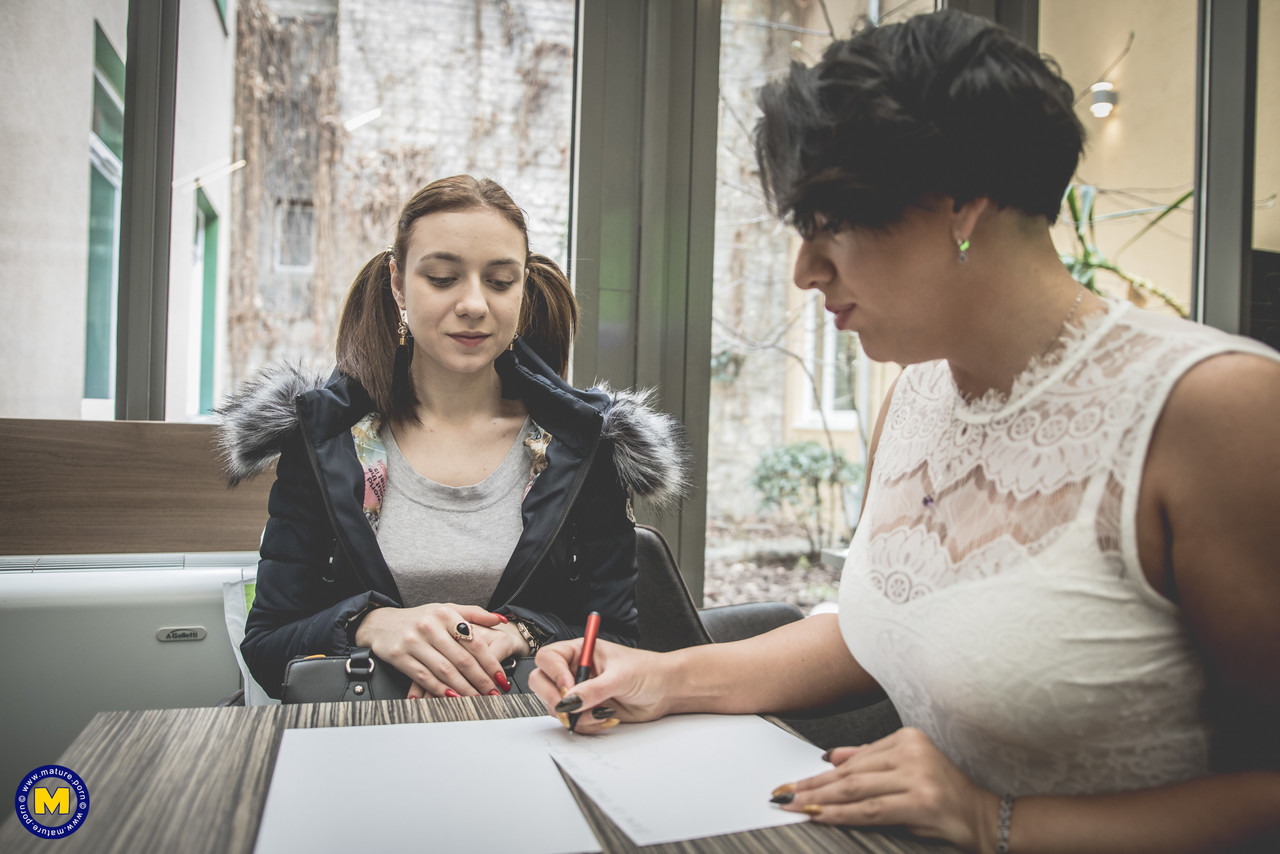 ناضجة NL عيشة بهادر وكيرا أكيس في ثلاثي متهور