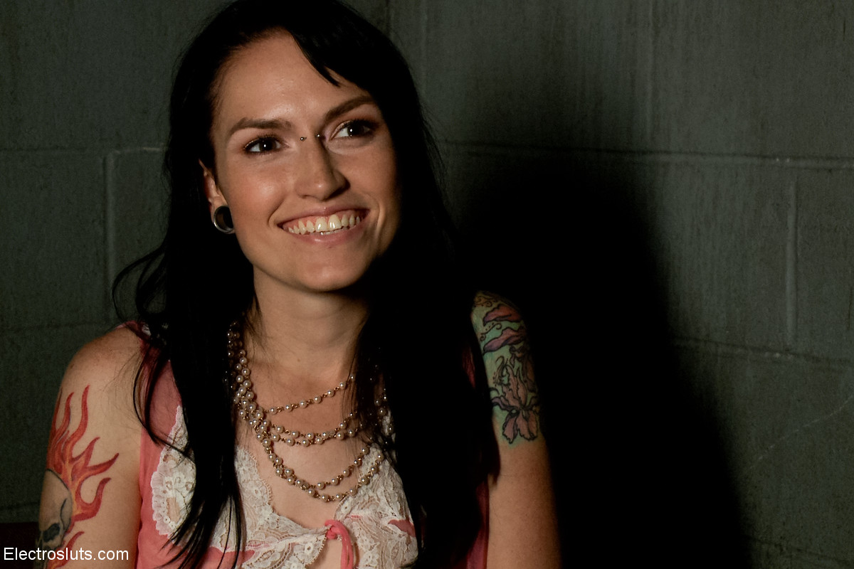 आज्ञाकारी टैटू वाली बेब मिज़ अमांडा मैरी को गोरी डोम एडेन स्टार ने खिलौना बनाया