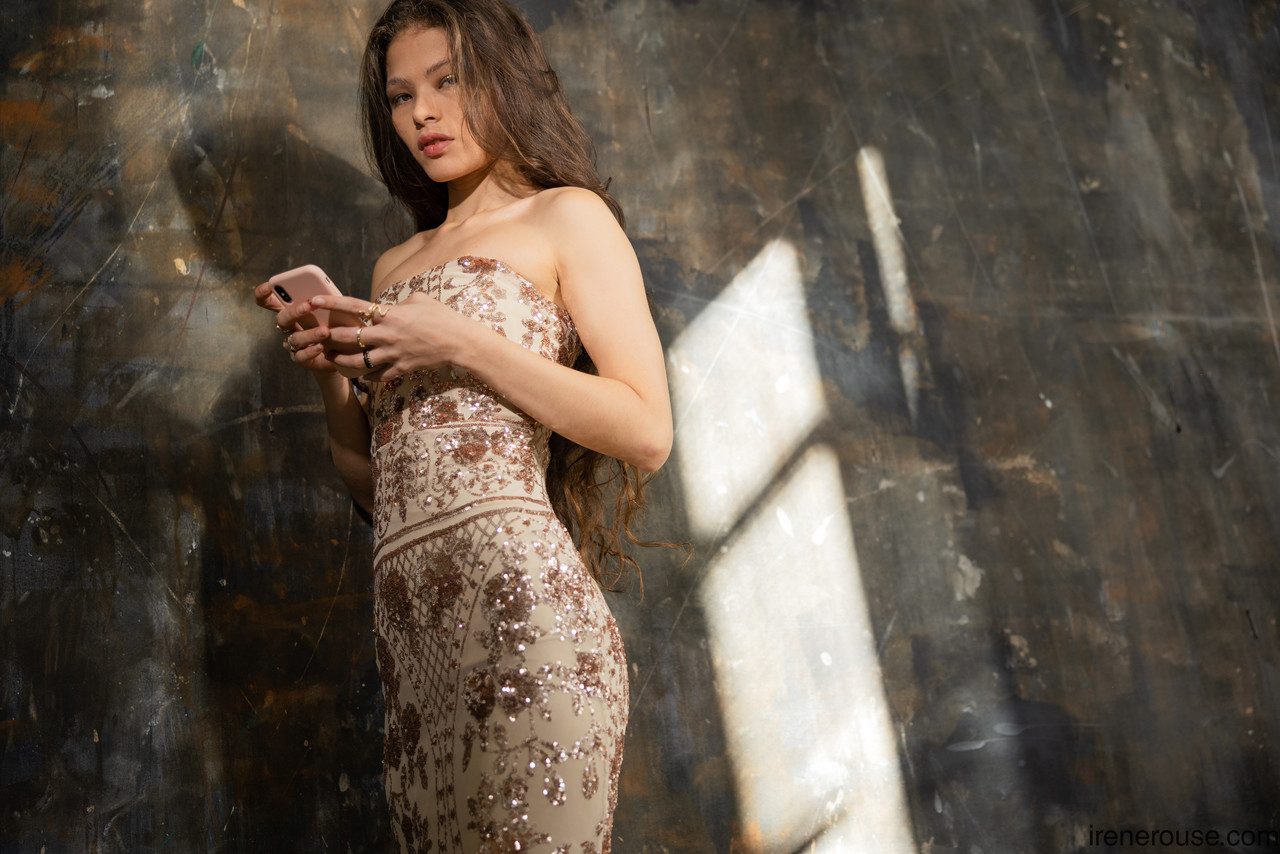 Photos Officielles Sexy D'Irene Rouse Présentant La Chaude Irene Rouse