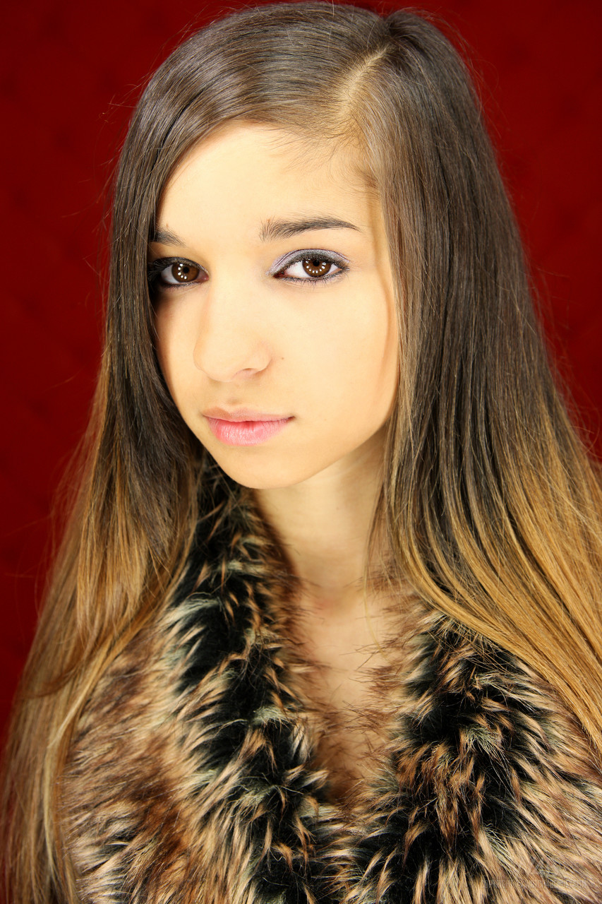 छोटी किशोरी निका अपने पहले नग्न कास्टिंग में अपने सुंदर शरीर को दिखाती है