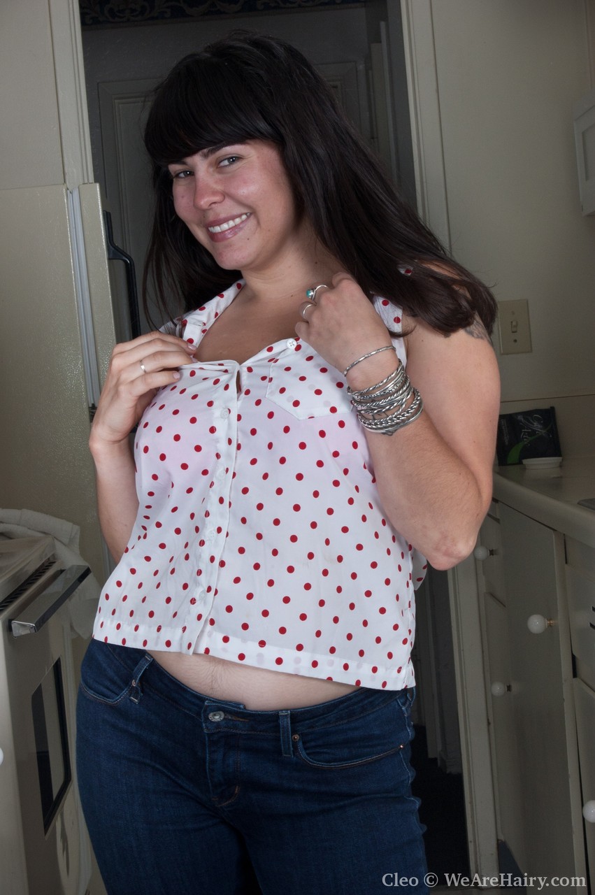 Geile Brünette Cleo Zeigt Große Titten Und Behaarte Fotze In Eigenem Solo