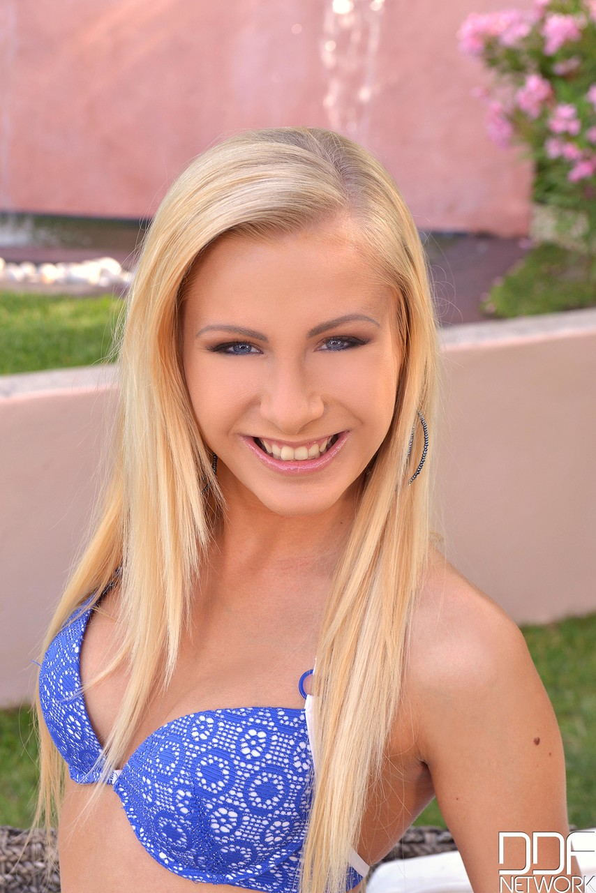 क्लोई लाकोर्ट और वेनेसा स्टेलन ब्लॉन्ड समलैंगिकों के छेद चाटती और रगड़ती हैं