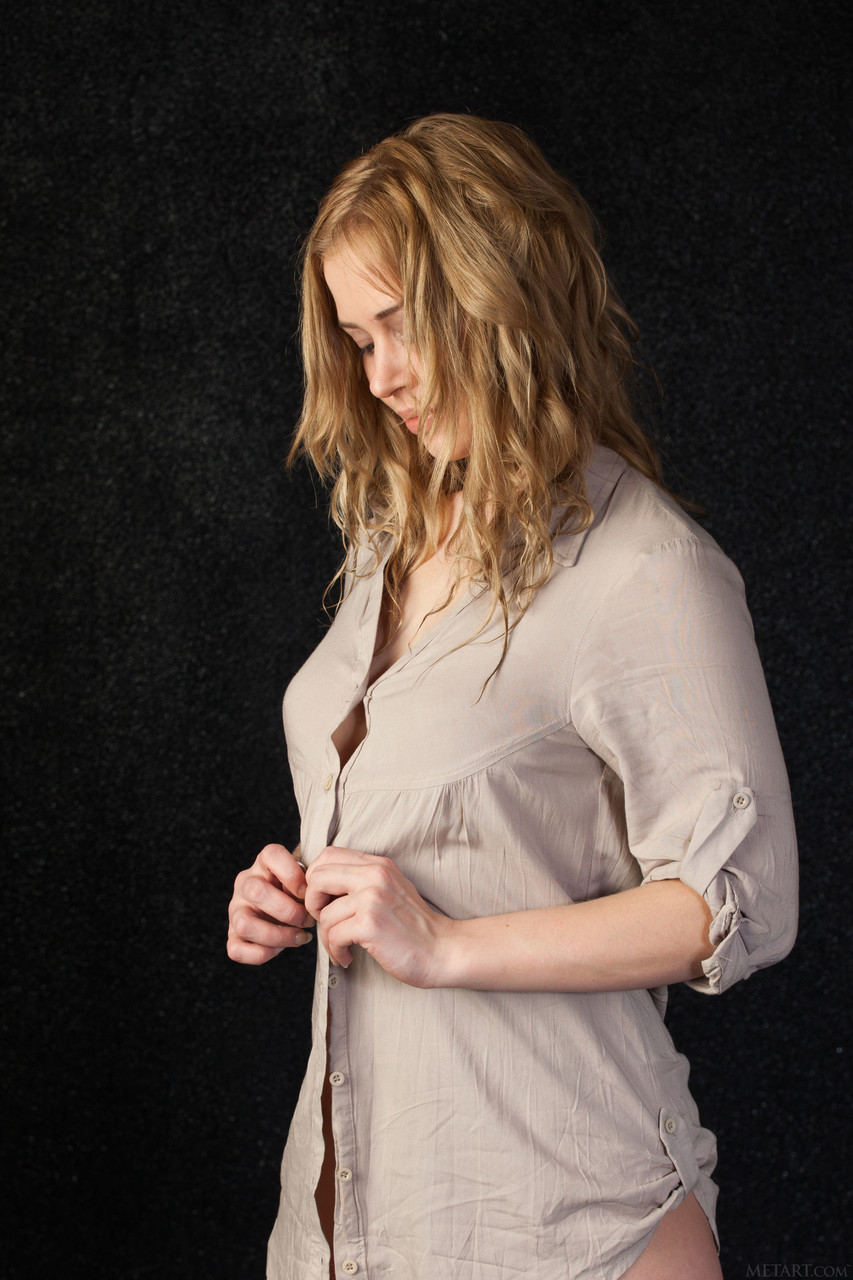 華麗な美女インガ・シェイが服を脱いで毛深いビーバーをソロで披露する