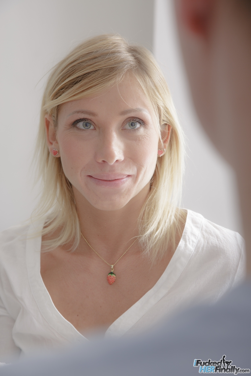 金发小乳美女薇拉在硬核性爱前享受按摩