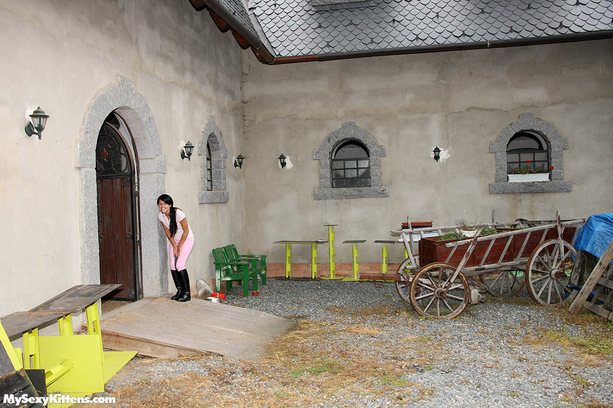 شقراء ترتدي ملابس ركوب الخيل وتستمني