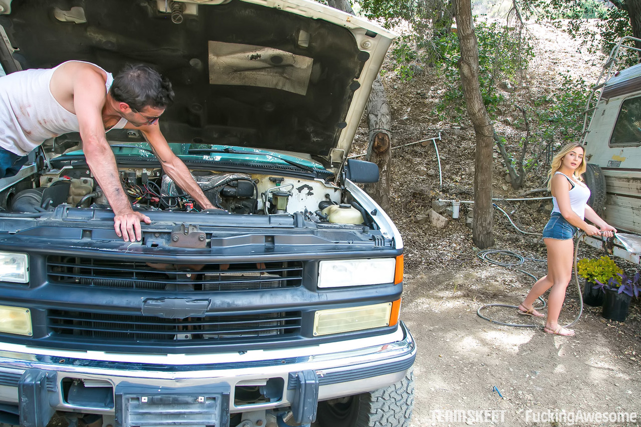 金发辣妹布莱尔·威廉姆斯与 hung 猛男野外激战