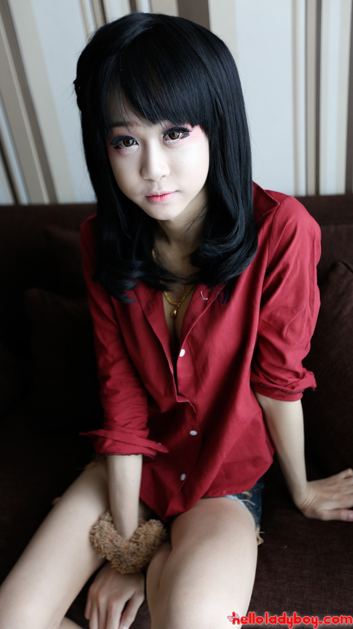 黒髪のレディボーイがギターを弾いて下着まで脱ぎ、ミディアムな胸を見せる