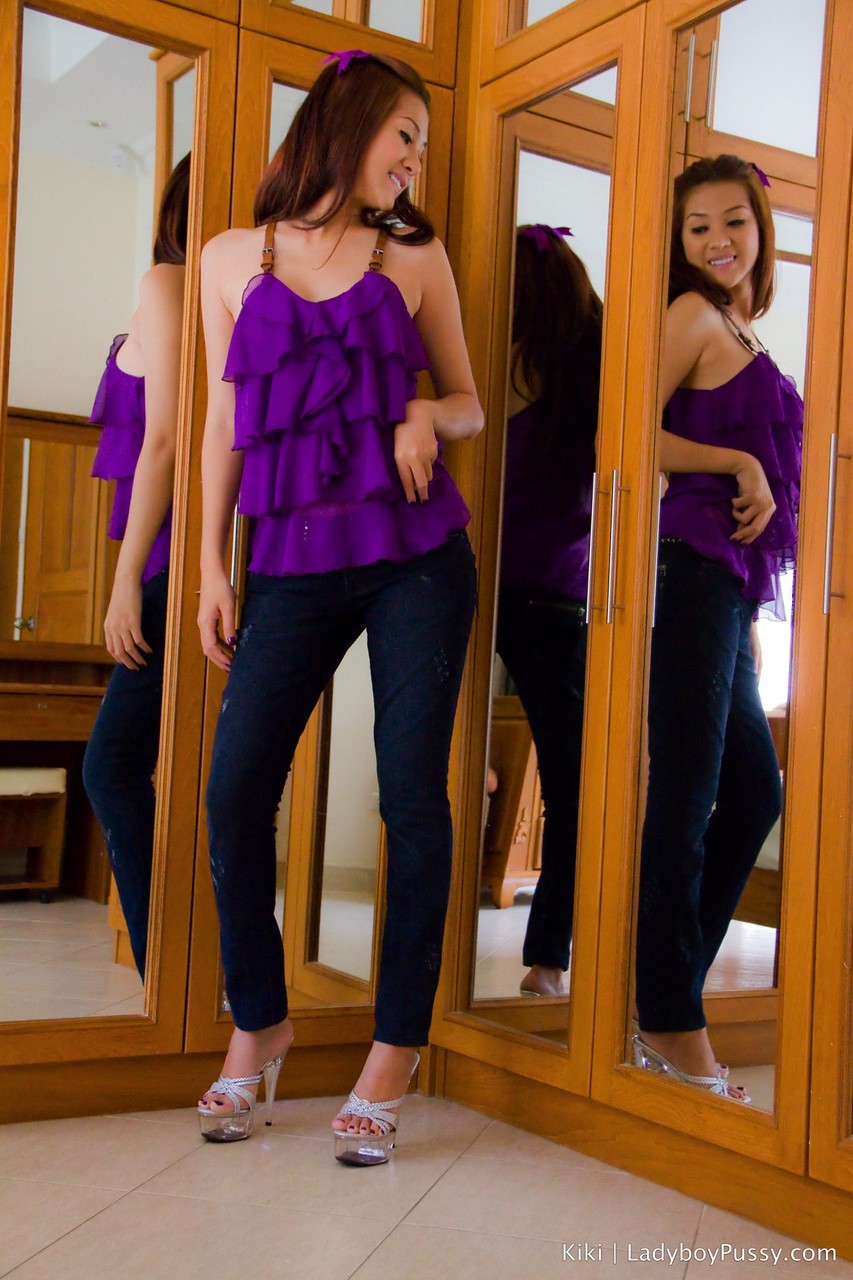 性感亚洲女同志基基将性玩具插入她后手术阴道