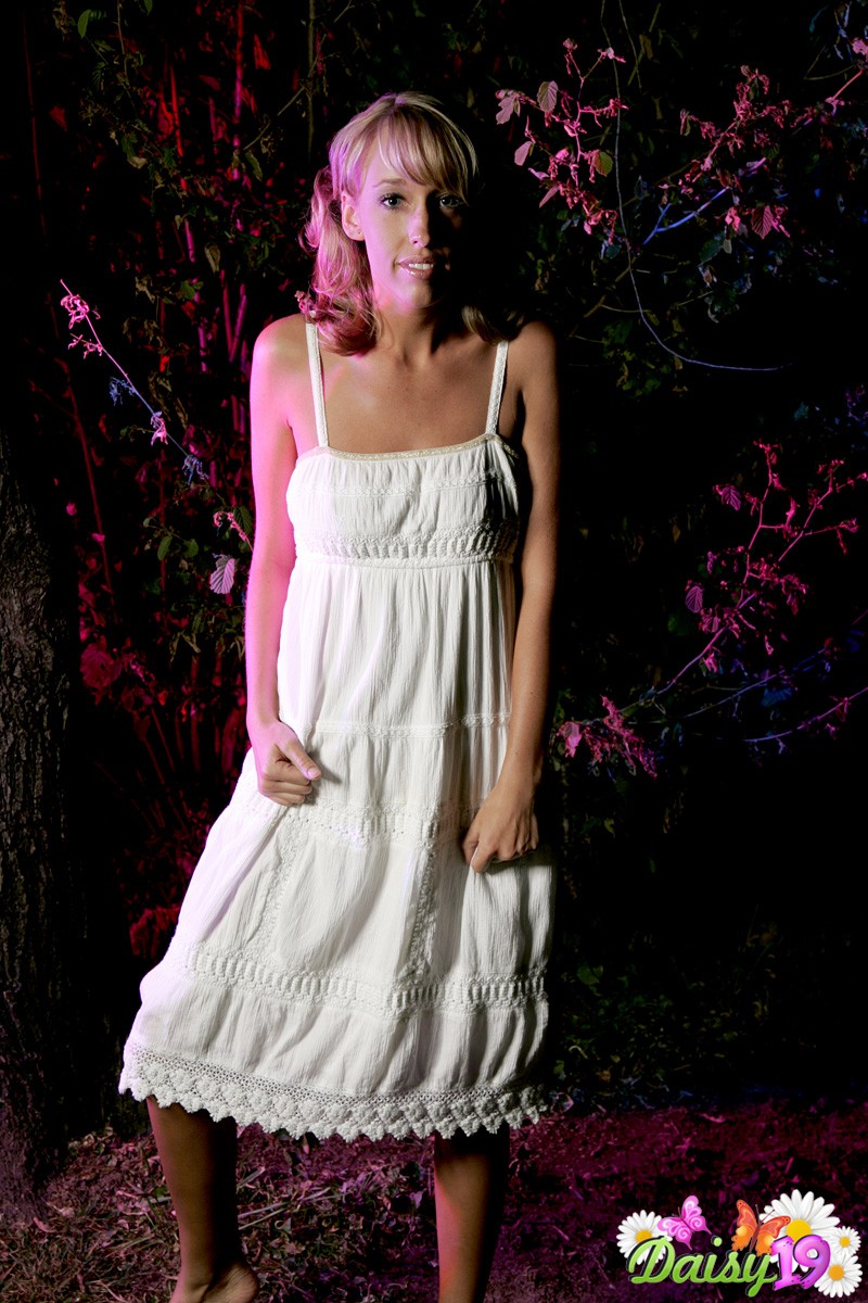 金发少女黛西19岁在夜晚的后院完全赤裸