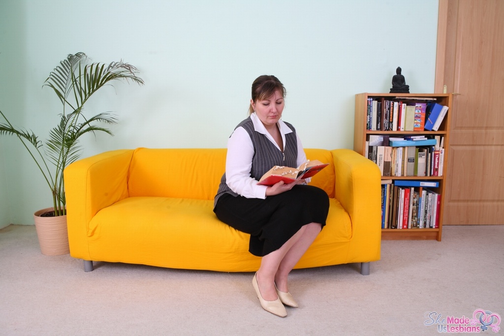 丰满熟女教师教两个年轻女孩女同性恋性爱