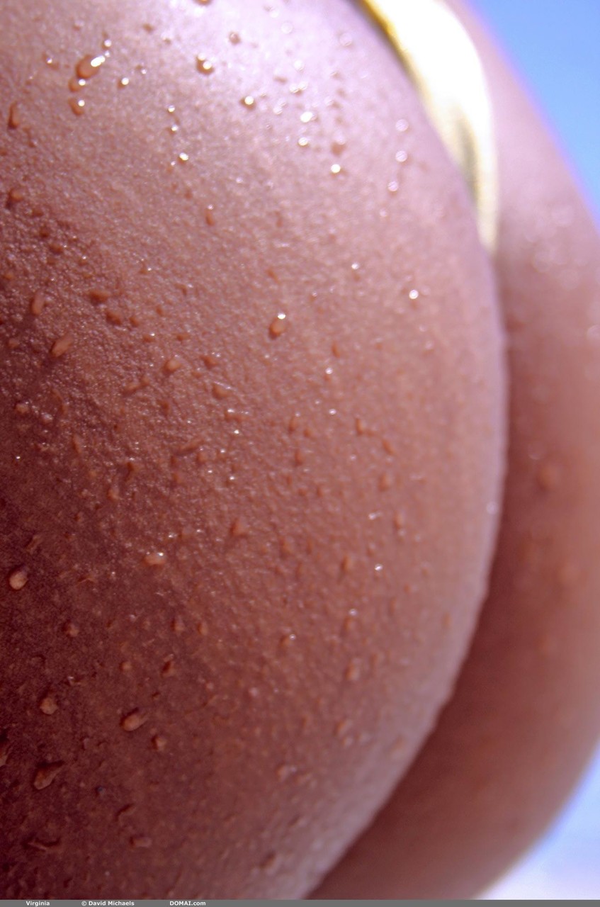 काली सुंदरी वर्जीनिया समुद्र तट पर गर्म चूतड़ और प्यारे स्तेन दिखाती है