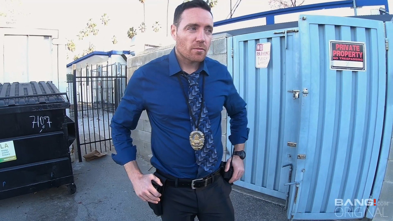 与调皮少女薇奥莱特·迈尔斯和警察的狂野激情性爱