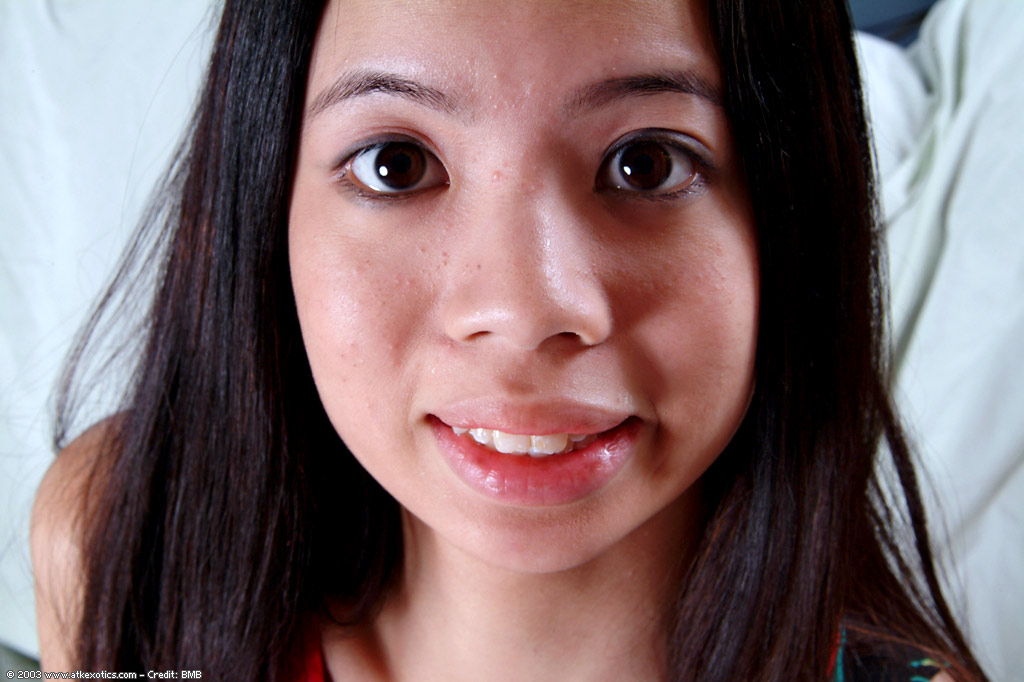 एशियाई पहली बार लित्ता चौड़ी खुली योनि और सूजे हुए निपल्स दिखाती है