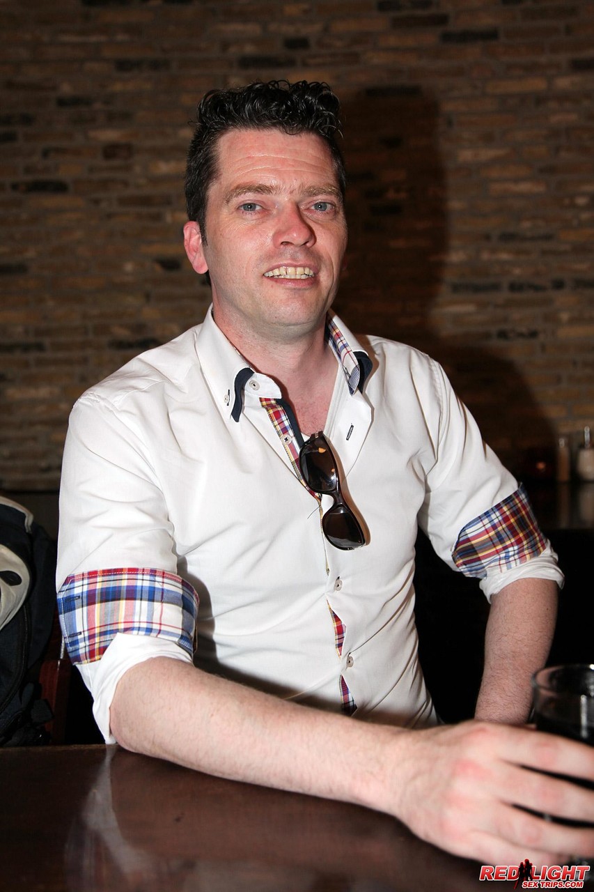 छुट्टी पर ब्रूनेट सेक्स वर्कर कुछ आदमियों द्वारा चुदाई की गई