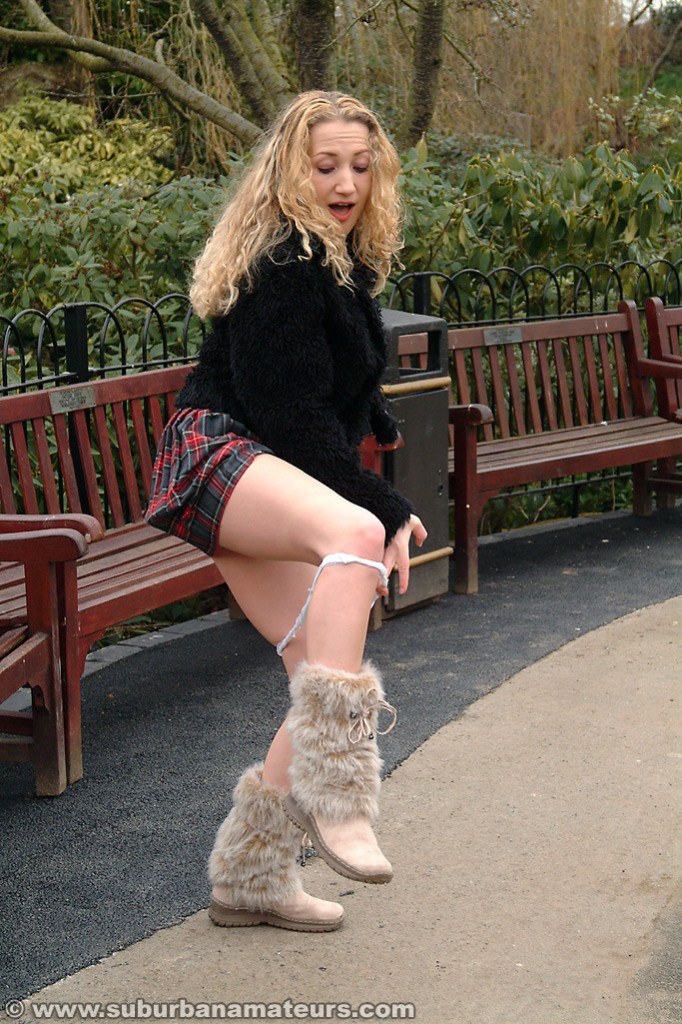 金髪のスケベ女アイラが公共の場で巨乳を露出しマンコを擦る