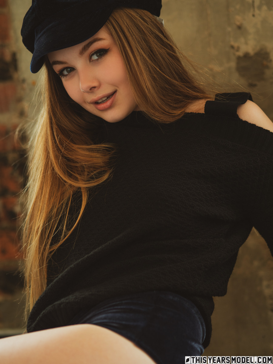 सुंदर लाना लीया फंकी कैप पहने नग्न हो जाती है