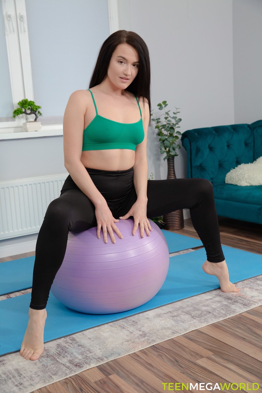 业余美女伊娃·雷德被私人教练干到内射