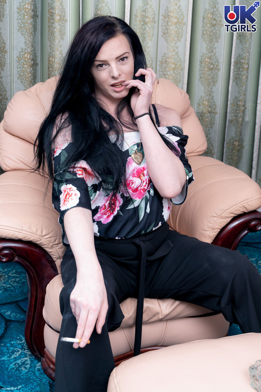 变性人詹妮弗·杰伊 XXX 脱衣并套弄她坚硬的阴茎