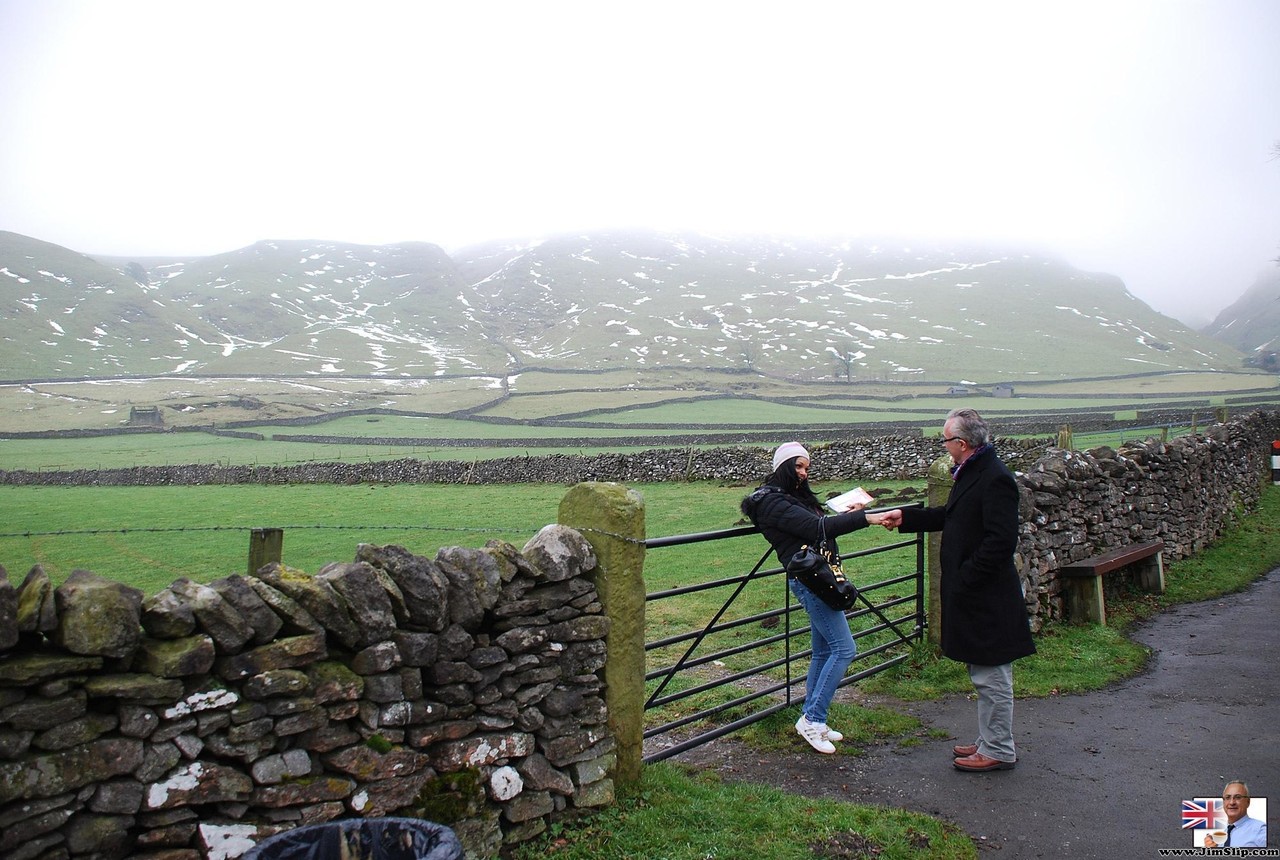魅力的なエボニー十代インドが彼女の大きな胸を見せて絞る