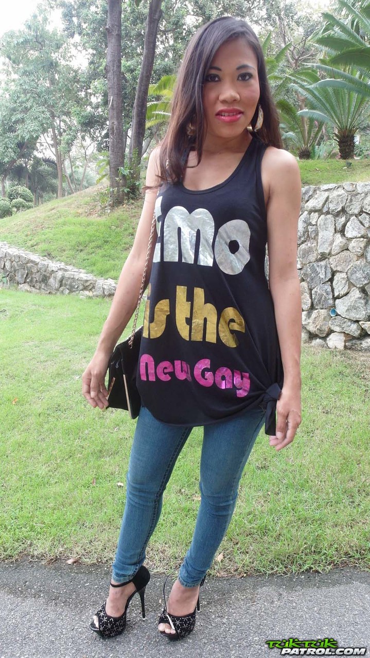 タイの母親ナンは、深い喉のコックをPOVでリッチな観光客とセックスする