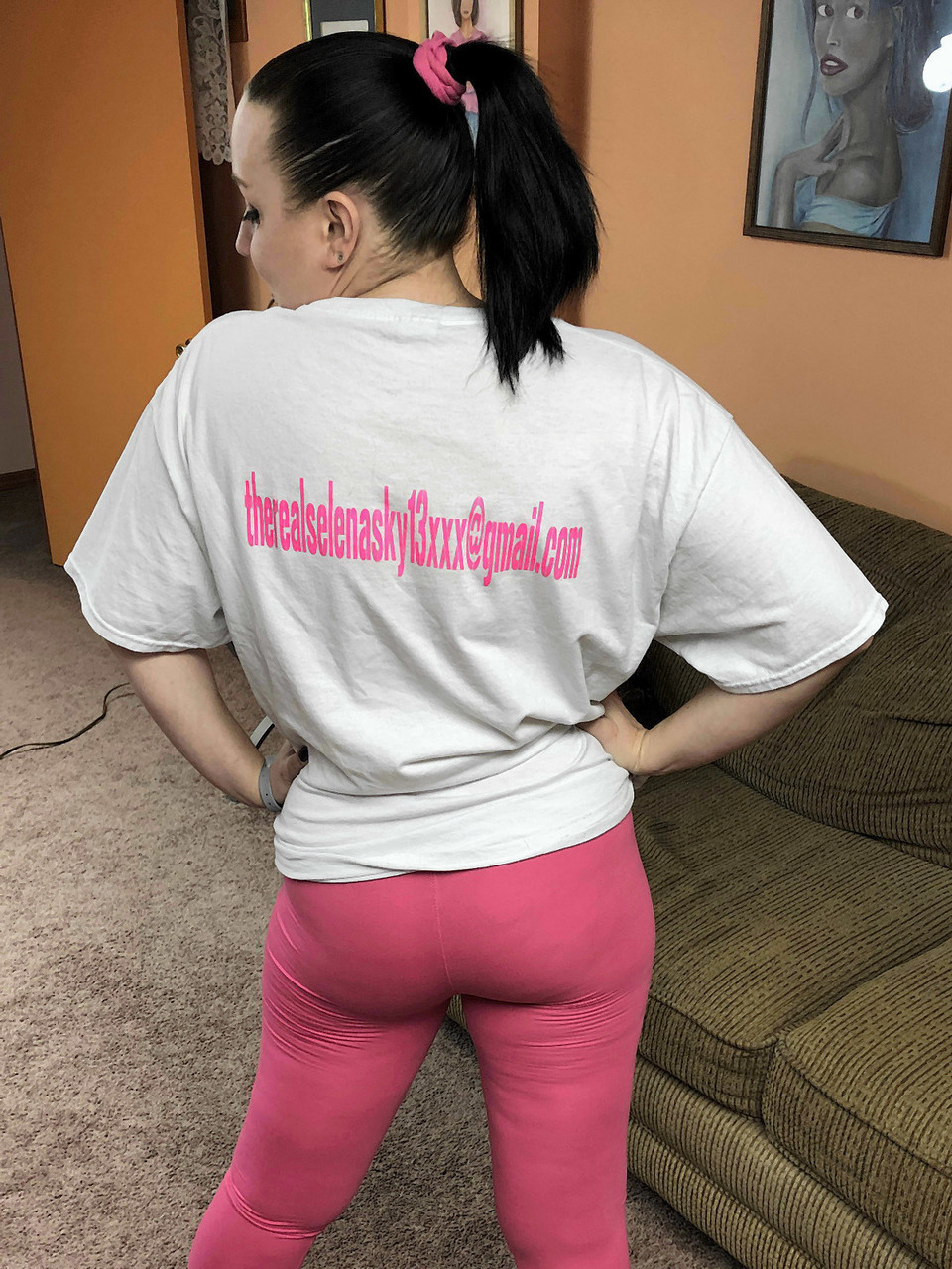 Amateur-Hausfrau Selena Sky Zerreißt Leggings Und Befriedigt Sich Allein