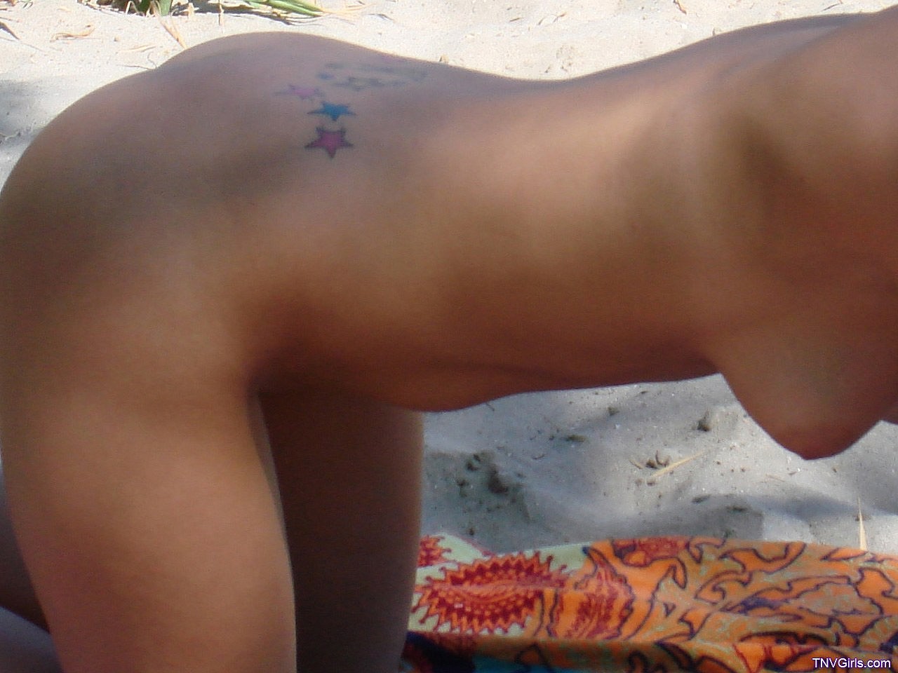 惊艳棕发Brie用她翘臀和美胸在公共场合挑逗