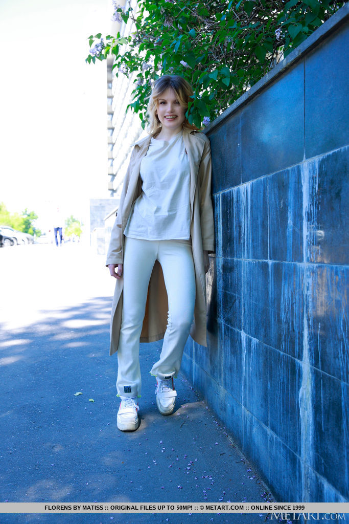 露出少女フローレンスがコートのちゃっかり後に全裸になる