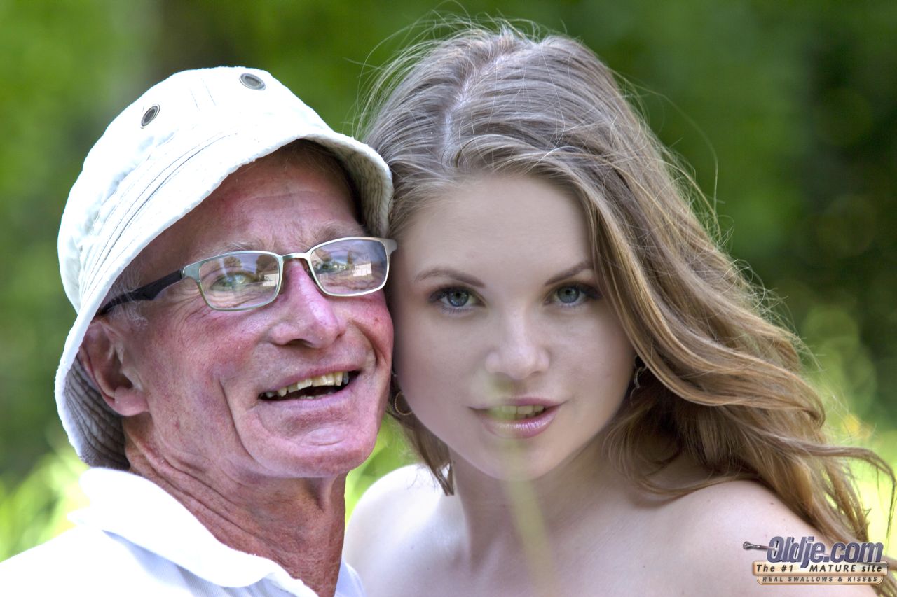 Развратная Подросток Alessandra Jane Получает Куннилингус И Жесткий Секс От Очень Старого Мужчины